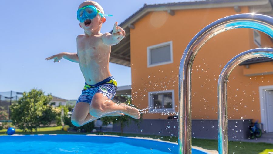 Copil în piscină