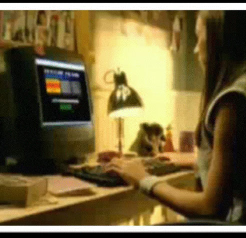 Tânără privind monitorul Tânără privind monitorul
