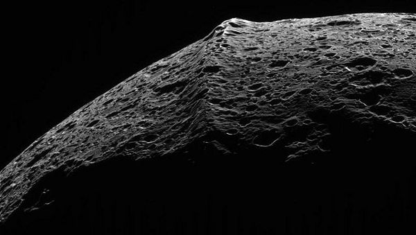 Iapetus. Incretitura ecuatoriala Iapetus. Incretitura ecuatoriala