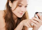 Fata privind la telefon