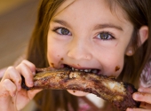 Fetita mancand carne