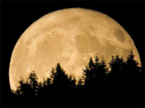 Luna la orizont