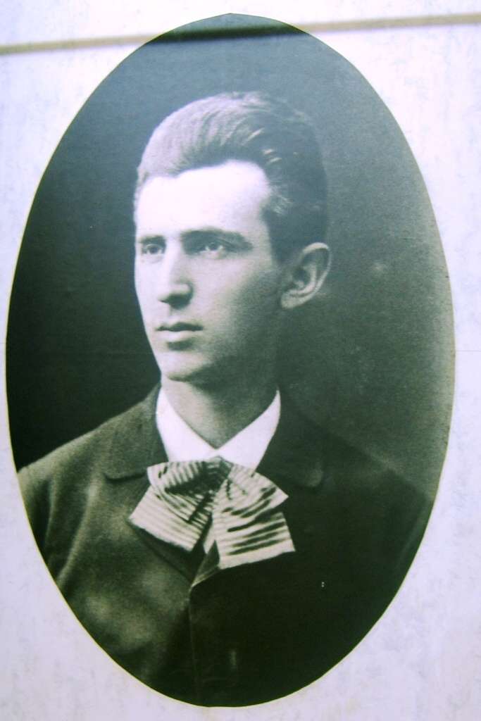 Nikola Tesla tânăr Nikola Tesla tânăr