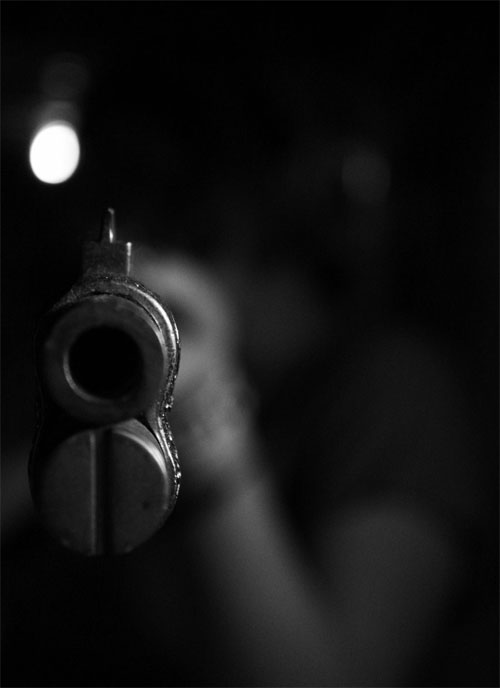 Armă îndreptată către privitor Armă îndreptată către privitor
