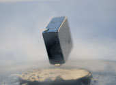 Levitatie magnet deasupra unui supraconductor